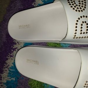 ❤️ALL WHITE AND GOLD MICHAEL KORS SLIDES!!!!
